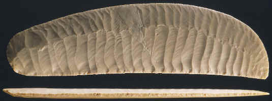 Gerzean "Ripple" Flaked Knife with edge view.