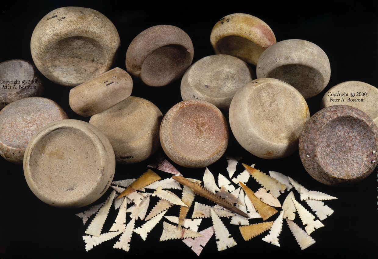 14 Discoidals, Cahokia points and harpoon from mound 72.